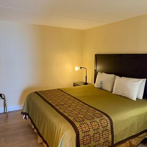 Zimmer mit 1 Schlafzimmer und mit Kingsize-Bett und mit Ozeanblick